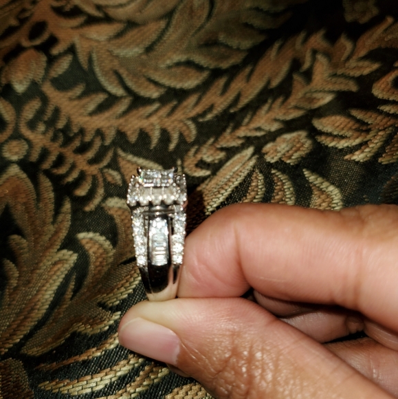 Engagement ring - Picture 2 of 4